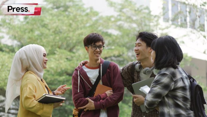 group of malaysian university students happy after receiving ptptn loan