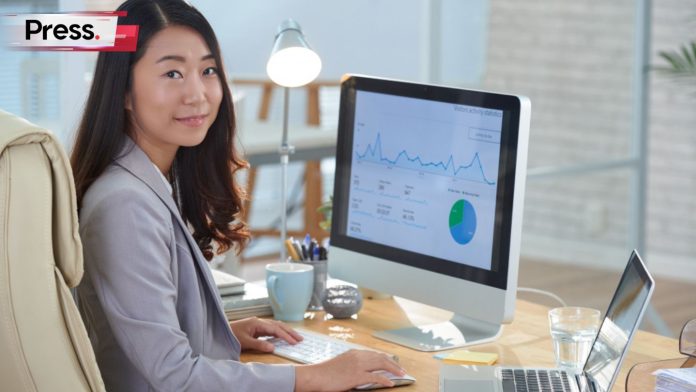 An SEO specialist sits at her desk analysing a company's performance.