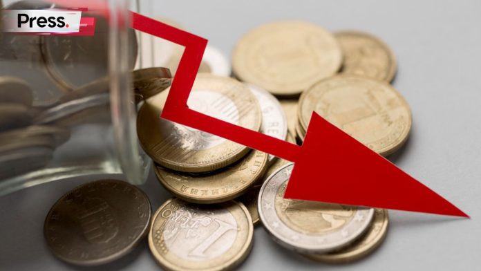 Photo of coins spilling out of a jar, with an arrow going downwards, symbolizing inflation and loss of purchasing power