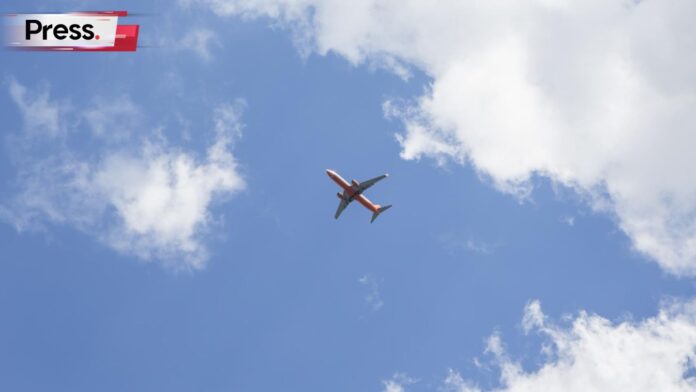 Photo of an aeroplane flying, symbolizing FFK