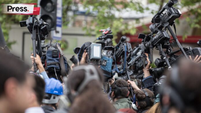 An infographic of journalists gathering at a location with their cameras, symbolizing PR
